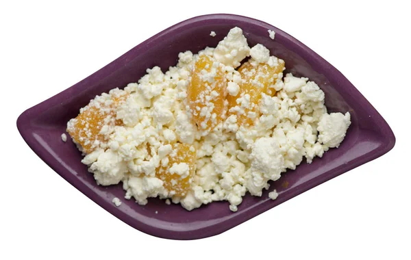 Ricotta con pesche su un piatto isolato su dorso bianco — Foto Stock