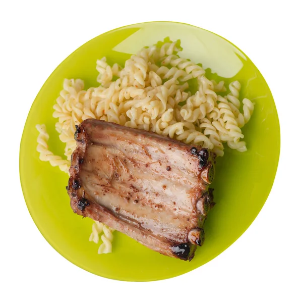 Costillas de cerdo a la parrilla con pasta. costillas de cerdo a la parrilla en un plato isol — Foto de Stock