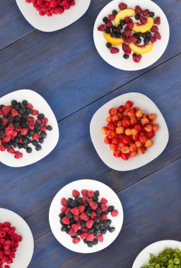 meyve bir plaka üzerinde. Vejetaryen Gıda ahşap arka plan üzerinde. vegan f