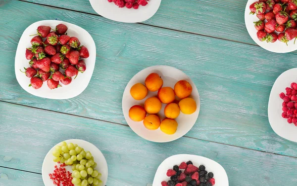 Fruit op een plaat. Vegetarisch voedsel op houten achtergrond. Vegan f — Stockfoto