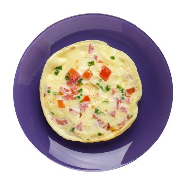 WHI üzerinde izole bir plaka üzerinde domates ve yeşil soğan ile omlet