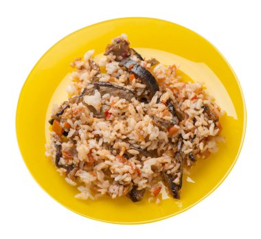 bir tabakta domates ve biber ile kızarmış kabak ile pirinç.