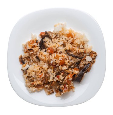 bir tabakta domates ve biber ile kızarmış kabak ile pirinç.