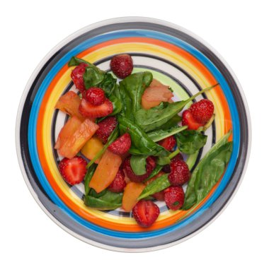  bir tabakta çilek, ananas ve ıspanak ile salata. frui