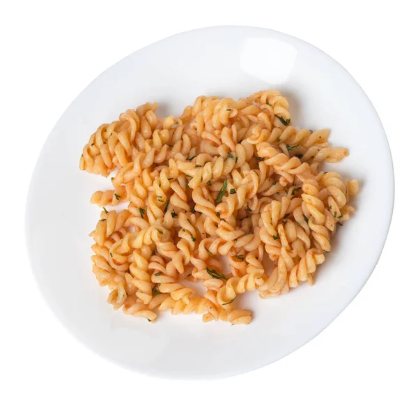 Pasta auf einem Teller isoliert auf weißem Hintergrund. Nudeln in Tomaten — Stockfoto
