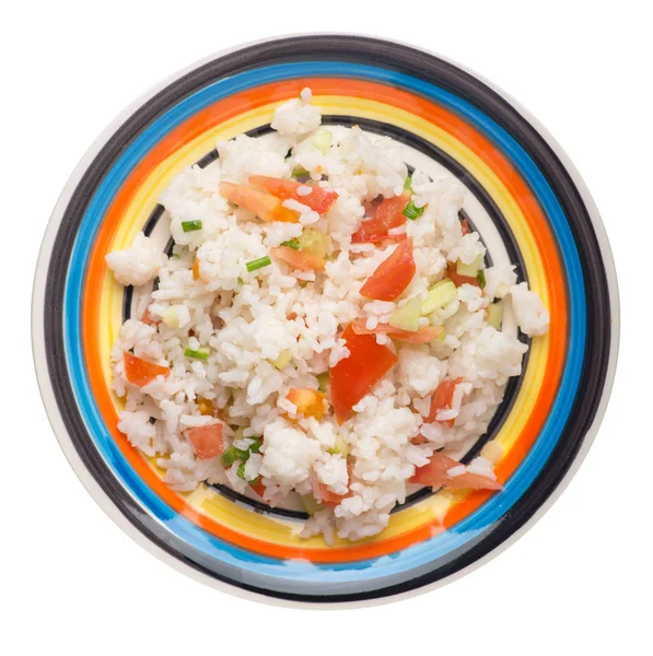 Riz aux légumes sur une assiette isolée sur fond blanc. r — Photo