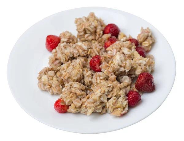 Muesli aux fraises sur une assiette isolée sur fond blanc — Photo