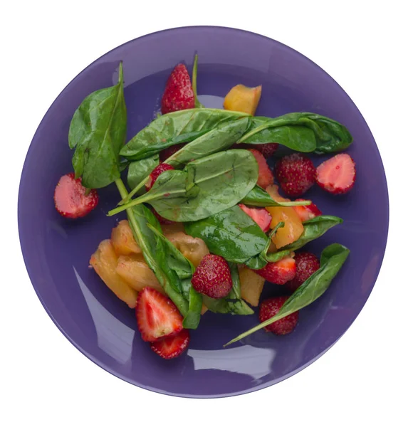 Salat mit Erdbeeren, Ananas und Spinat auf einem Teller. frui — Stockfoto