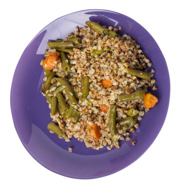 sarımsak ve havuç beyaz arka plan üzerinde izole yeşil fasulye ile karabuğday. Tabakta diyet kahvaltısı. gıda vejetaryen üst görünümü