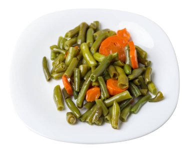 beyaz arka planda izole bir tabaktabak ta sarımsak ve havuç ile yeşil fasulye.havuç üst görünümü ile yeşil fasulye. sağlıklı gıda