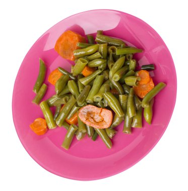 beyaz arka planda izole bir tabaktabak ta sarımsak ve havuç ile yeşil fasulye.havuç üst görünümü ile yeşil fasulye. sağlıklı gıda