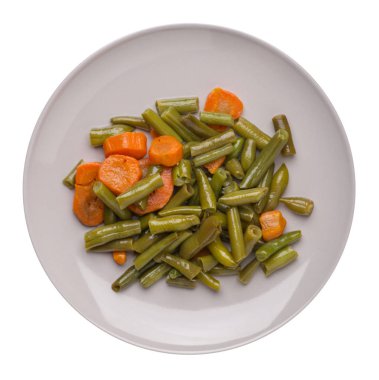 beyaz arka planda izole bir tabaktabak ta sarımsak ve havuç ile yeşil fasulye.havuç üst görünümü ile yeşil fasulye. sağlıklı gıda