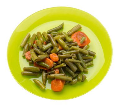 beyaz arka planda izole bir tabaktabak ta sarımsak ve havuç ile yeşil fasulye.havuç üst görünümü ile yeşil fasulye. sağlıklı gıda