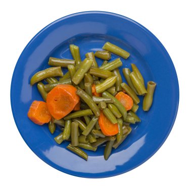 beyaz arka planda izole bir tabaktabak ta sarımsak ve havuç ile yeşil fasulye.havuç üst görünümü ile yeşil fasulye. sağlıklı gıda