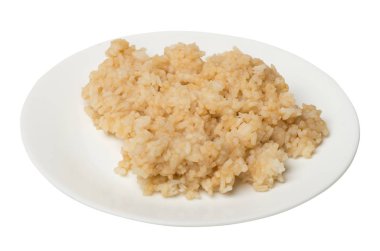  soya soslu pirinç beyaz arka plan üzerinde izole. bir tabak üst görünümünde soya soslu pirinç