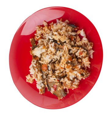 bir tabaktabakdomates ve biber ile kızarmış kabak ile pirinç. beyaz arka plan üzerinde izole sebze ile pirinç. vejetaryen yemek. Asya mutfağı üst görünümü