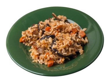 bir tabaktabakdomates ve biber ile kızarmış kabak ile pirinç. beyaz arka plan üzerinde izole sebze ile pirinç. vejetaryen yemek. Asya mutfağı üst görünümü