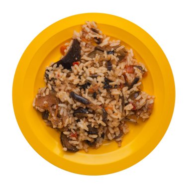 bir tabaktabakdomates ve biber ile kızarmış kabak ile pirinç. beyaz arka plan üzerinde izole sebze ile pirinç. vejetaryen yemek. Asya mutfağı üst görünümü