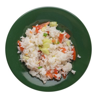 beyaz arka plan üzerinde izole bir tabakta sebze ile pirinç . domates, salatalık ve soğan ile pirinç . 