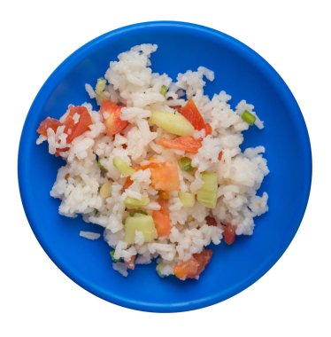 beyaz arka plan üzerinde izole bir tabakta sebze ile pirinç . domates, salatalık ve soğan ile pirinç . 