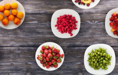 meyve bir plaka üzerinde. Vejetaryen gıda ahşap arka plan üzerinde. vegan gıda üstten görünüm