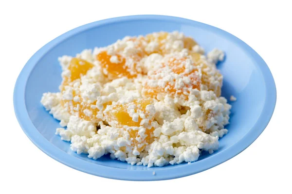 Ricotta con pesche su un piatto isolato su sfondo bianco. colazione sana — Foto Stock