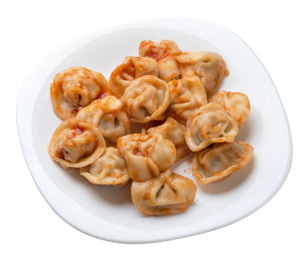 Dumplings op een plaat geïsoleerd op witte achtergrond. Dumplings in tomatensaus Top View — Stockfoto