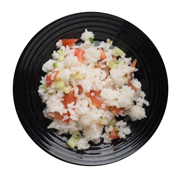 Arroz con verduras en un plato aislado sobre fondo blanco. arroz con tomates, pepinos y cebollas  . — Foto de Stock