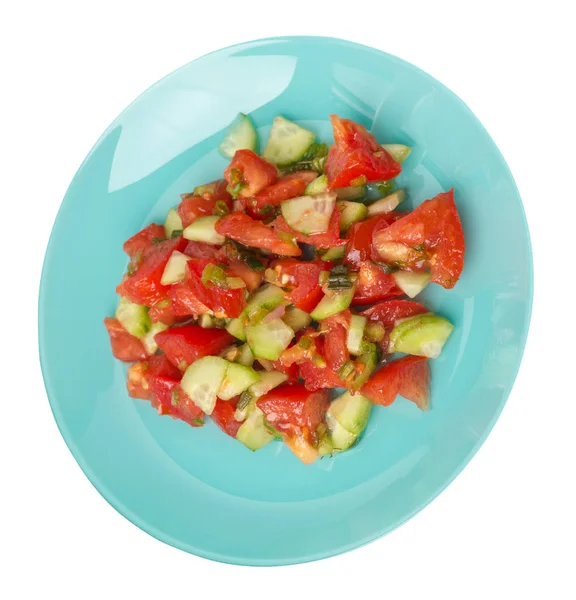 Vegetarischer Salat mit Gurken, Tomaten und grünen Zwiebeln. Veganer Salat auf einem auf weißem Hintergrund isolierten Teller. Gesundes Frühstück von oben — Stockfoto