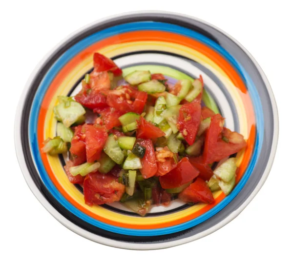 Salatalık, domates ve yeşil soğan ile vejetaryen salata .beyaz arka plan üzerinde izole bir tabakta vegan salata.sağlıklı kahvaltı üst görünümü — Stok fotoğraf
