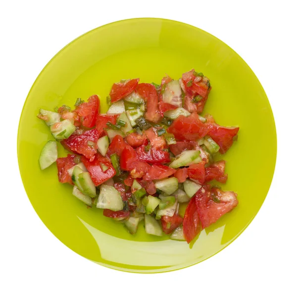 Vegetarischer Salat mit Gurken, Tomaten und grünen Zwiebeln. Veganer Salat auf einem auf weißem Hintergrund isolierten Teller. Gesundes Frühstück von oben — Stockfoto