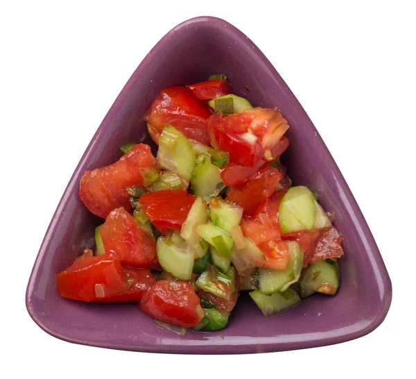 Vegetarische Salade met komkommers, tomaten en groene uien. Vegan salade op een plaat geïsoleerd op witte achtergrond. gezond ontbijt top View — Stockfoto