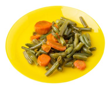 beyaz izole bir tabak üzerinde sarımsak ve havuç ile yeşil fasulye