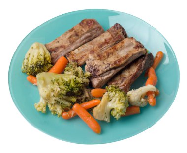 brokoli lahana, havuç ve sarımsak ile ızgara domuz kaburga