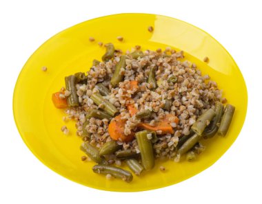 sarımsak ve havuç beyaz arka plan üzerinde izole yeşil fasulye ile karabuğday. Tabakta diyet kahvaltısı. gıda vejetaryen üst görünümü