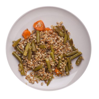 sarımsak ve havuç beyaz arka plan üzerinde izole yeşil fasulye ile karabuğday. Tabakta diyet kahvaltısı. gıda vejetaryen üst görünümü