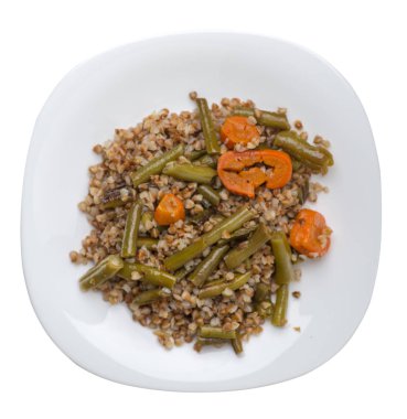 sarımsak ve havuç beyaz arka plan üzerinde izole yeşil fasulye ile karabuğday. Tabakta diyet kahvaltısı. gıda vejetaryen üst görünümü