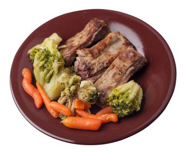 brokoli lahana, havuç ve sarımsak ile ızgara domuz kaburga bir tabakta. beyaz bir arka plan üzerinde sebze ile kızarmış kaburga. doyurucu rustik gıda üst görünümü