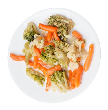 bir tabakta provencal sebzeler.beyaz arka planda izole edilmiş bir tabakta ızgara sebzeler.brokoli ve havuç bir tabak üst görünümünde.sağlıklı gıda