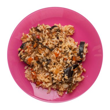 bir tabaktabakdomates ve biber ile kızarmış kabak ile pirinç. beyaz arka plan üzerinde izole sebze ile pirinç. vejetaryen yemek. Asya mutfağı üst görünümü