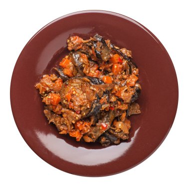 beyaz bir arka plan üzerinde izole bir tabak üzerinde domates ve biber ile haşlanmış kabak. vejetaryen yemek. sağlıklı kahvaltı