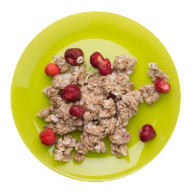 beyaz arka plan üzerinde izole bir tabakta çilek ile müsli.sağlıklı kahvaltı üst görünümü.bir tabakta diyet gıda