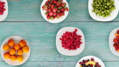 meyve bir plaka üzerinde. Vejetaryen gıda ahşap arka plan üzerinde. vegan gıda üstten görünüm