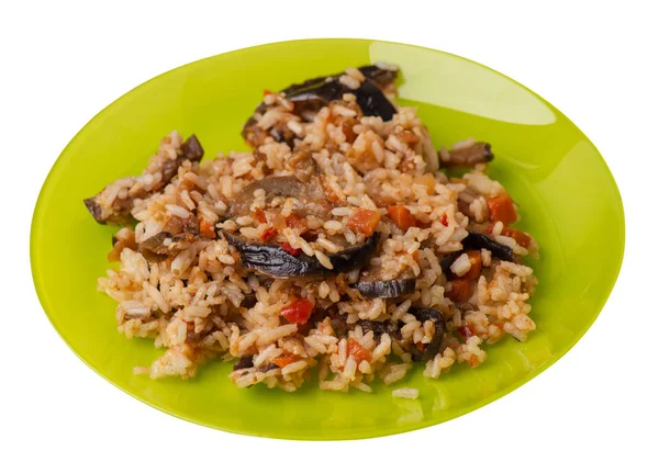 Arroz com abobrinha assada com tomate e pimentão em uma chapa. arroz com legumes isolados em fundo branco. comida vegetariana. Cozinha asiática vista superior — Fotografia de Stock