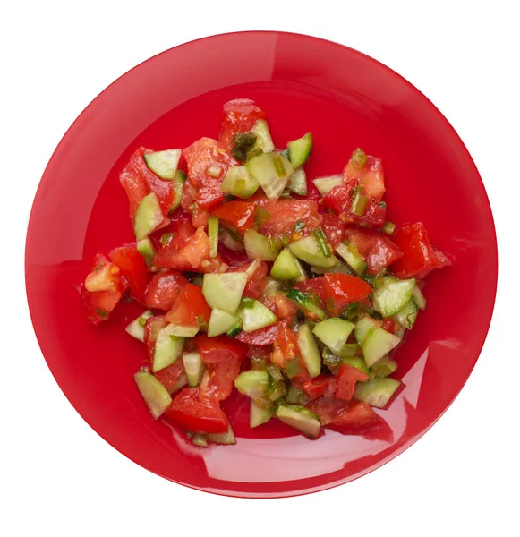 Vegetarische Salade met komkommers, tomaten en groene uien. Vegan salade op een plaat geïsoleerd op witte achtergrond. gezond ontbijt top View — Stockfoto