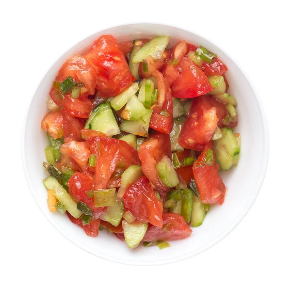 Vegetarischer Salat mit Gurken, Tomaten und grünen Zwiebeln. Veganer Salat auf einem auf weißem Hintergrund isolierten Teller. Gesundes Frühstück von oben — Stockfoto