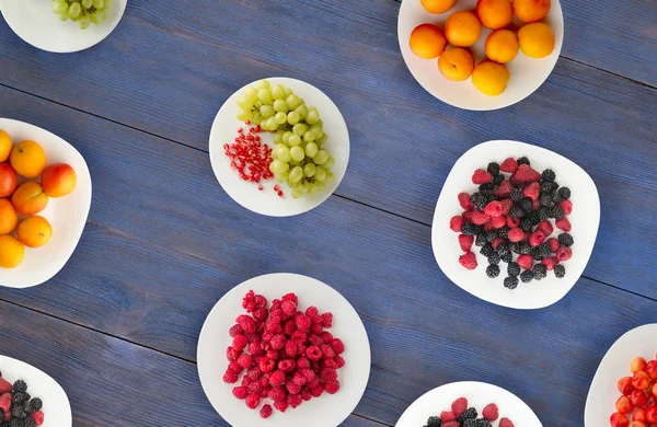 Frutas em um prato. comida vegetariana em fundo de madeira. comida vegan vista superior — Fotografia de Stock