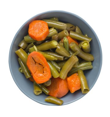 beyaz izole bir tabak üzerinde sarımsak ve havuç ile yeşil fasulye