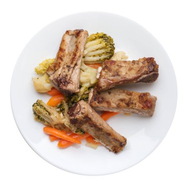 brokoli lahana, havuç ve sarımsak ile ızgara domuz kaburga