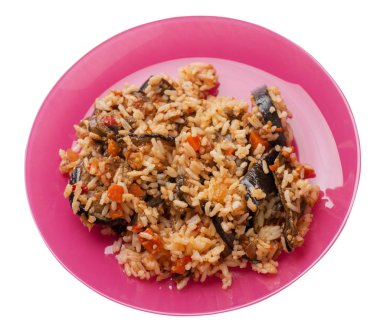 bir tabakta domates ve biber ile kızarmış kabak ile pirinç.